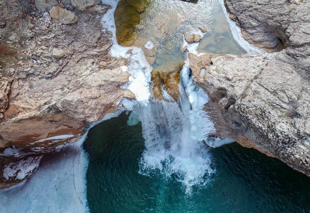 Konya'nın bu şelalesi buz tuttu 1